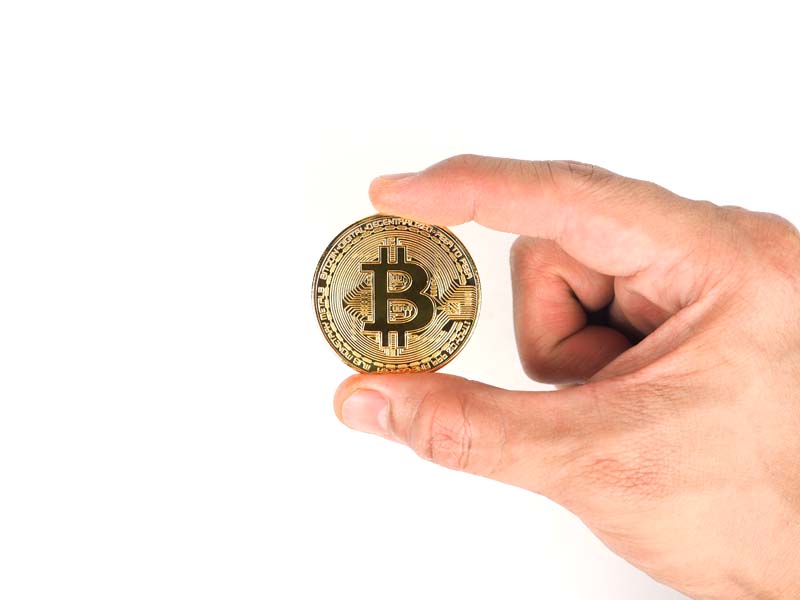 عکس یک بیت کوین میان انگشت ها