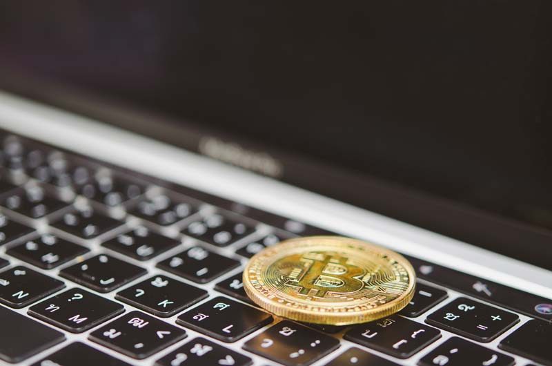 تصویر بیت کوین روی کیبورد