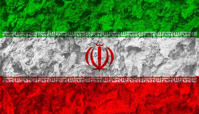 تصویر با کیفیت پرچم ایران با زمینه پستی بلندی دار