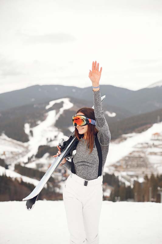 دانلود تصویر لارج فرمت دختر شاد در اسکی