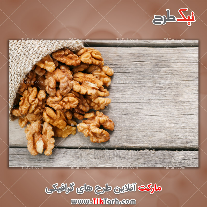 دانلود عکس زیبا گونی مغز گردو با پس زمینه چوب