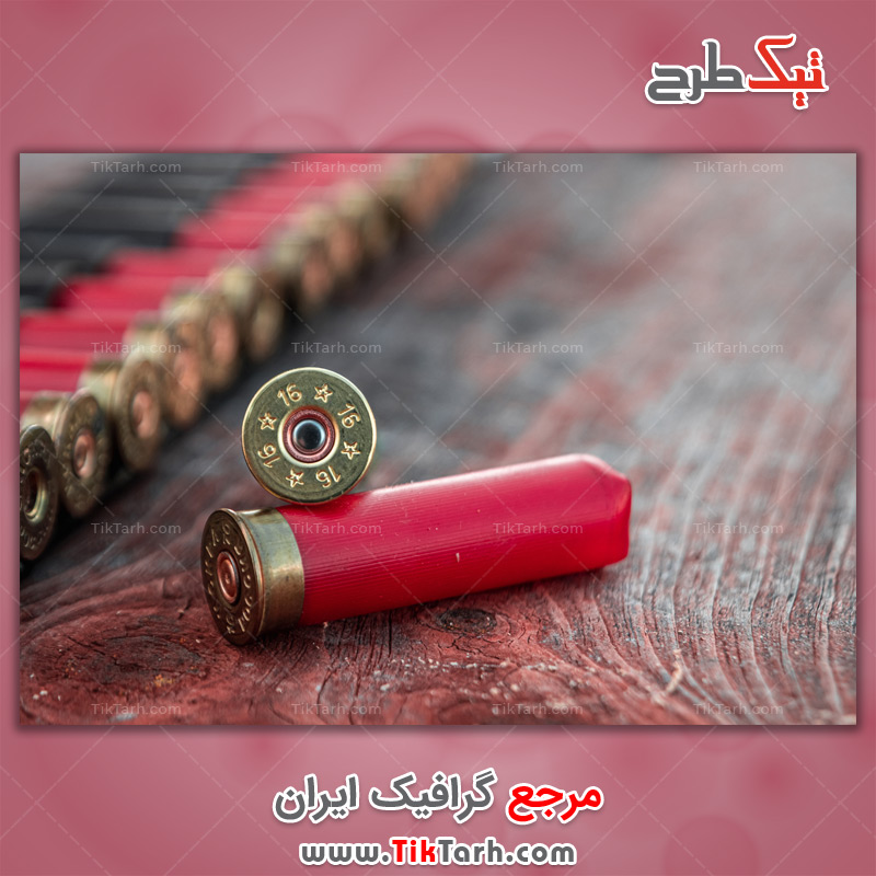 دانلود عکس با کیفیت فشنگ روی میز چوبی