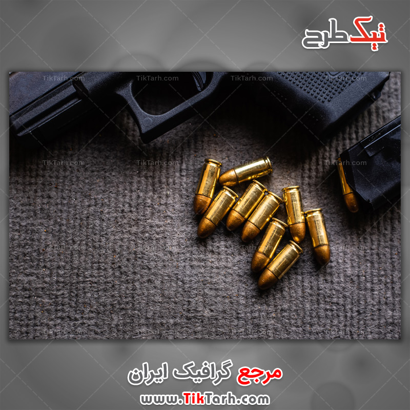 دانلود عکس با کیفیت تفنگ و گلوله روی میز