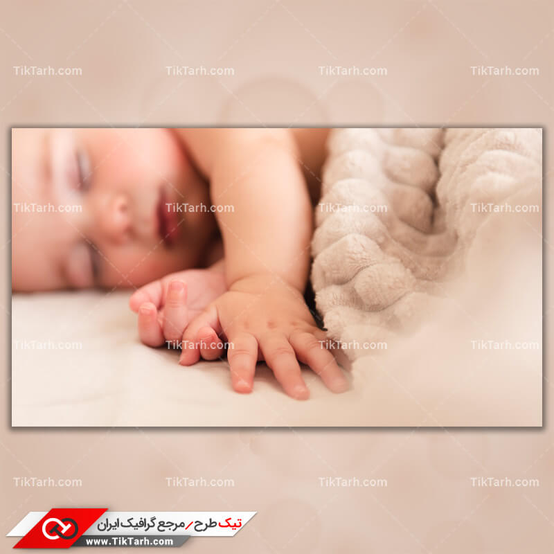 دانلود تصویر با گرافیکی نوزاد خوابیده با پتوی راه راه