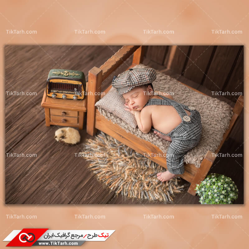 دانلود تصویر با کیفیت کودک در خواب روی تخت چوبی