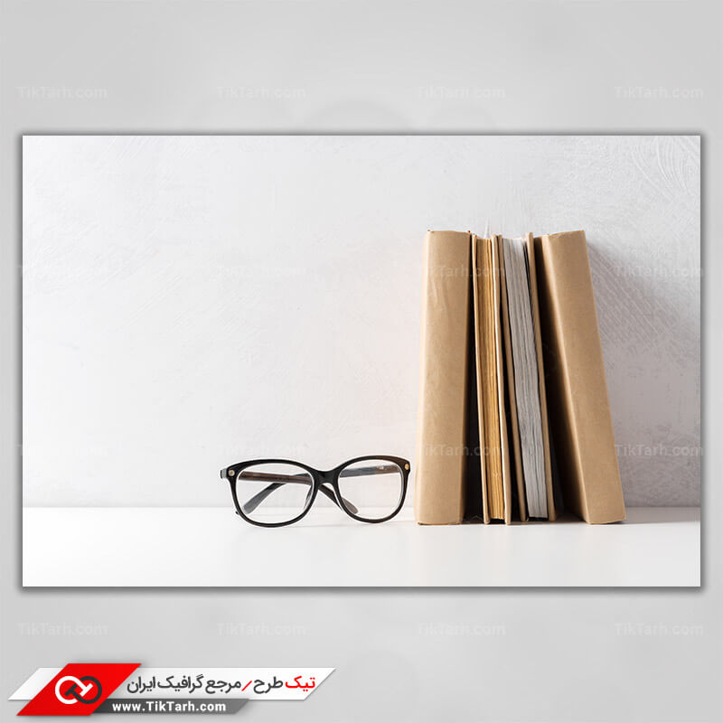 تصویر با کیفیت کتاب و عینک مطالعه