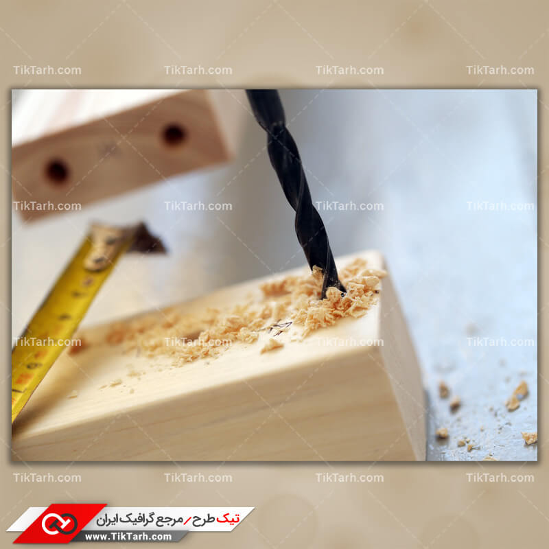 دانلود تصویر باکیفیت مته درحال سوراخ کردن چوب
