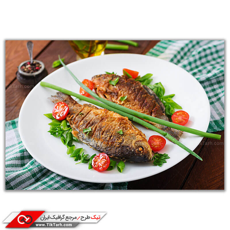 تصویر با کیفیت ماهی کبابی با سبزیجات و گوجه