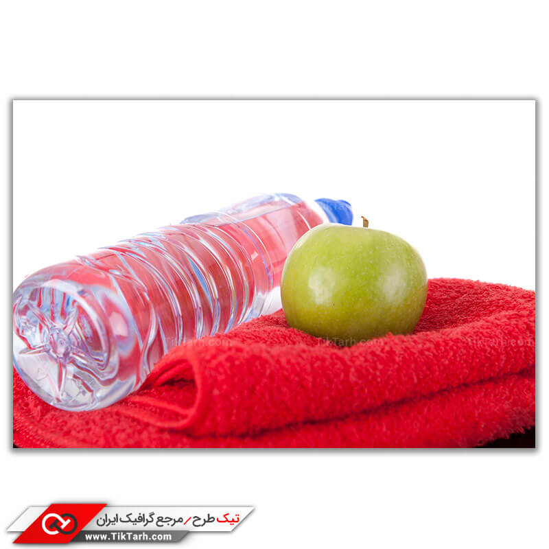 تصویر باکیفیت حوله و آب معدنی
