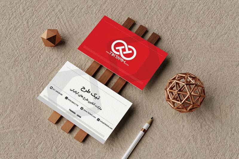 موکاپ کارت ویزیت روی میز کار