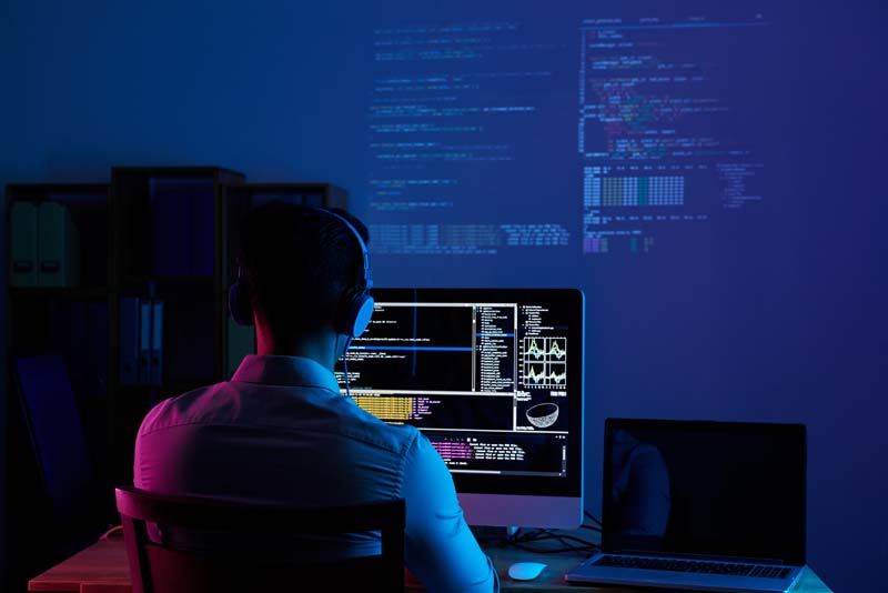 عکس با کیفیت مهندس برنامه نویس کامپیوتر
