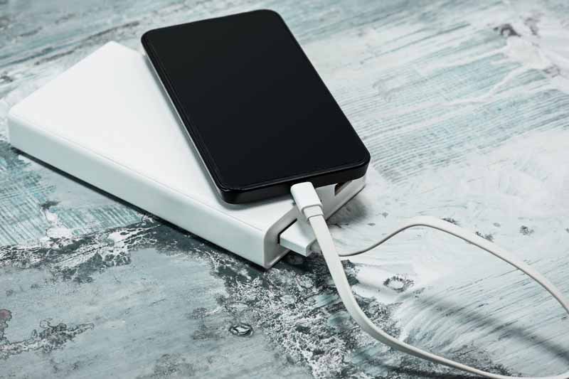 دانلود تصویر پاوربانک و موبایل