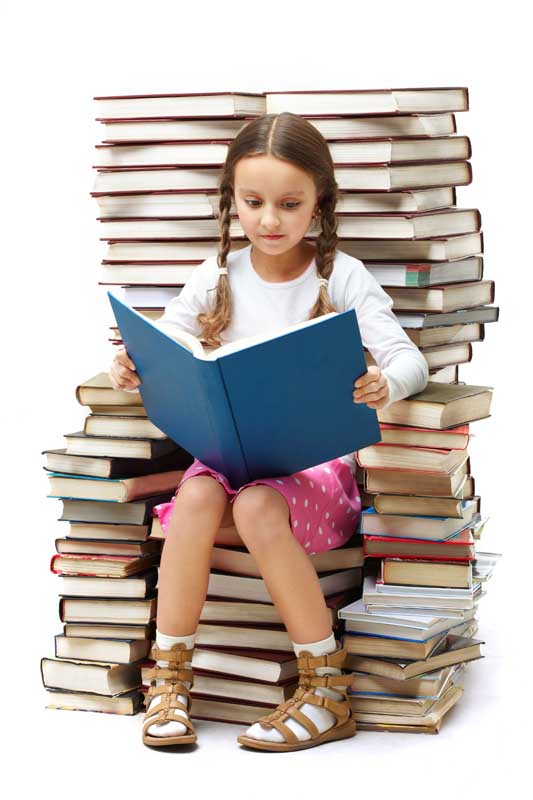 عکس دختر بچه کتاب خوان