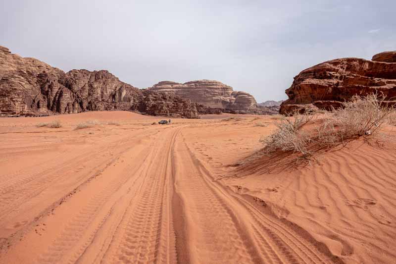 تصویر باکیفیت صخره ها و غارهای بیابانی