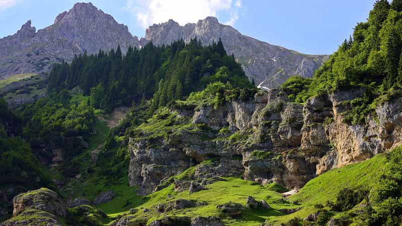 تصویر باکیفیت از رشته کوه های سرسبز در اروپا