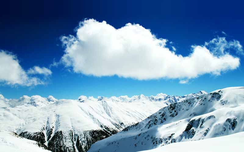 تصویر باکیفیت از ابر پنبه ای بزرگ در کوهستان