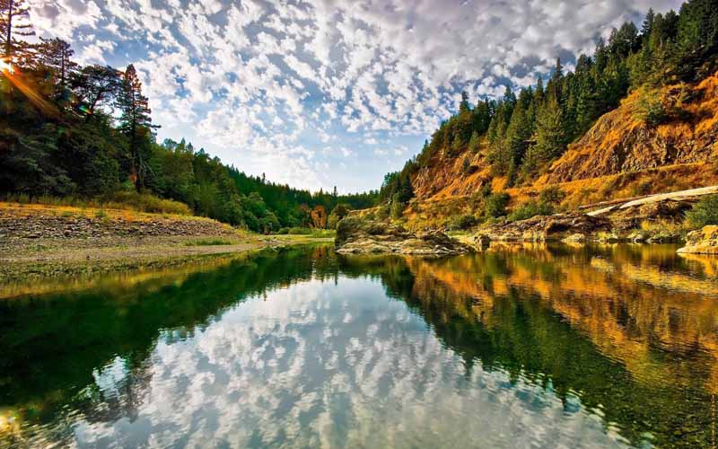 عکس باکیفیت تصویر ابرهای پاره پاره رودخانه
