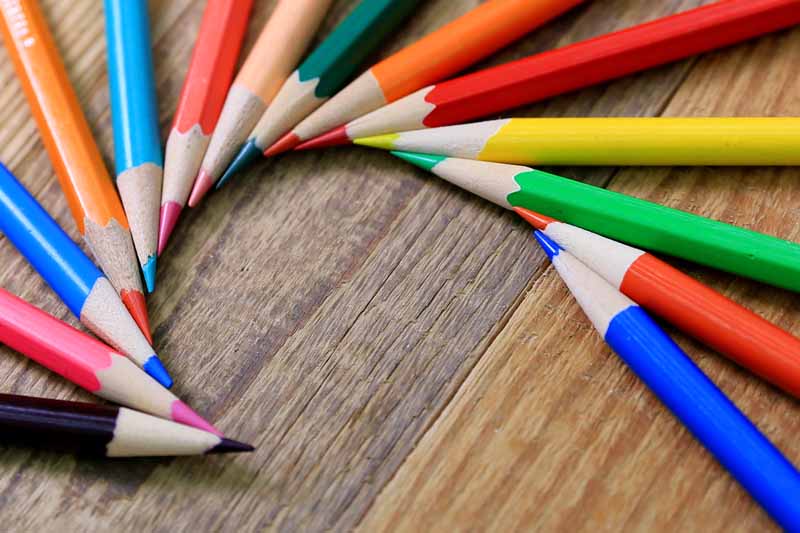 تصویر باکیفیت مدادرنگی روی نیمکت