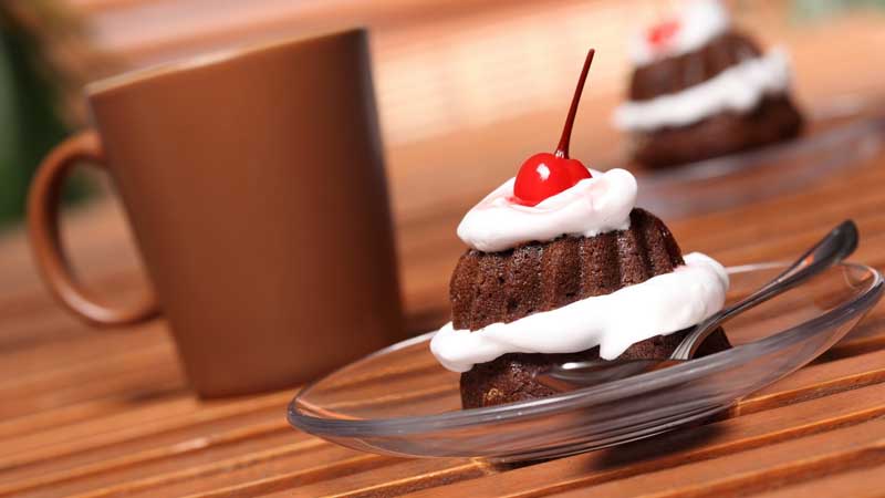 تصویر کیک شکلاتی و چای