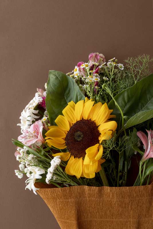 عکس دسته گل با پس زمینه قهوه ای