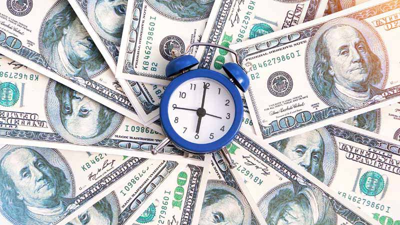دانلود تصویر اسکناس های 100 دلاری و ساعت رومیزی