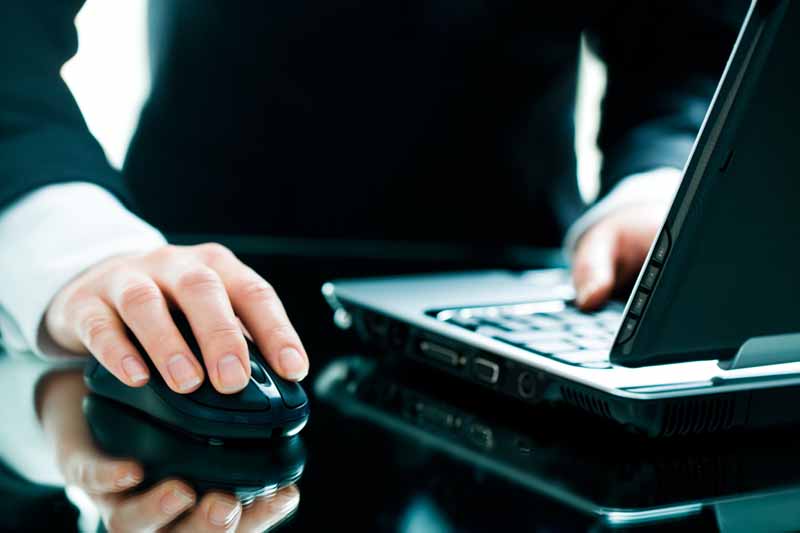 دانلود تصویر لارج فرمت کار اداری با رایانه