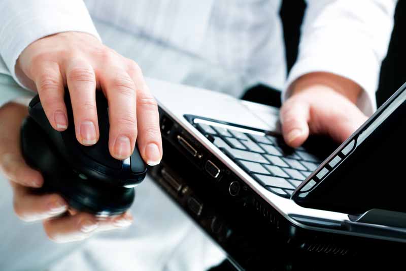 عکس لارج فرمت کار اداری با رایانه