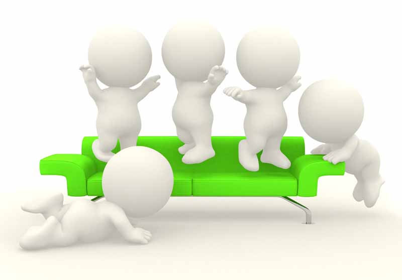 عکس بازی کردن آدمک ها روی مبل
