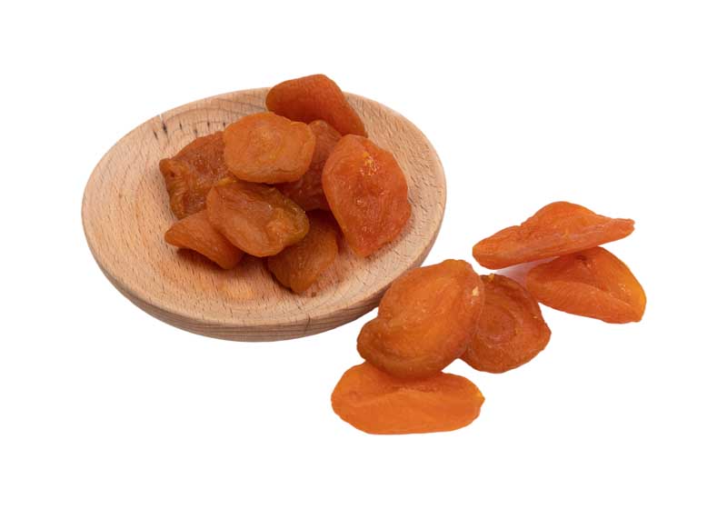 طرح زردآلو خشک و بشقاب چوبی