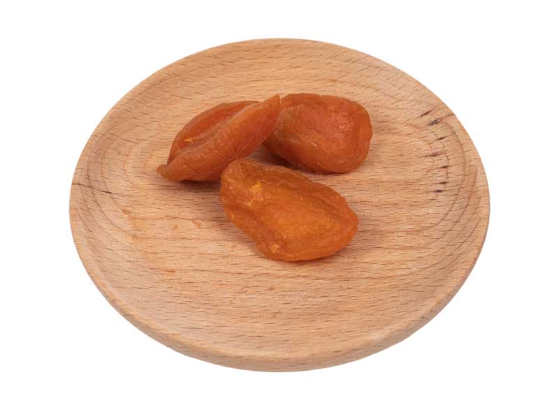 طرح سه عدد زردآلو خشک داخل بشقاب