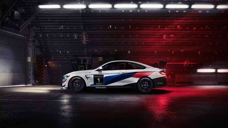 تصویر با کیفیت بی ام و سفید Racer در پارکینگ
