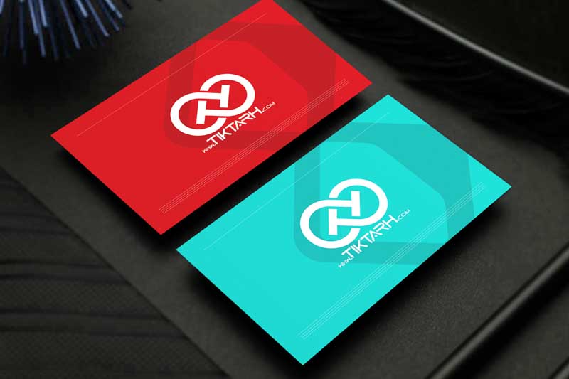 موکاپ کارت ویزیت دو عددی روی میز