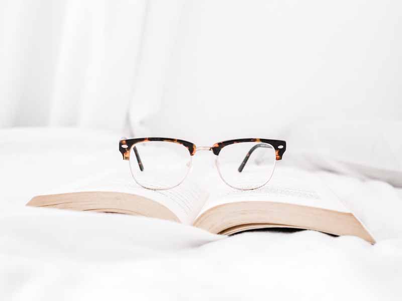 دانلود عکس عینک مطالعه با کتاب