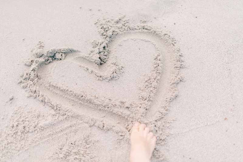 دانلود عکس ترسیم قلب روی شن