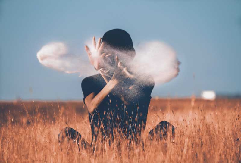 تصویر پاشیدن شن در گندمزار