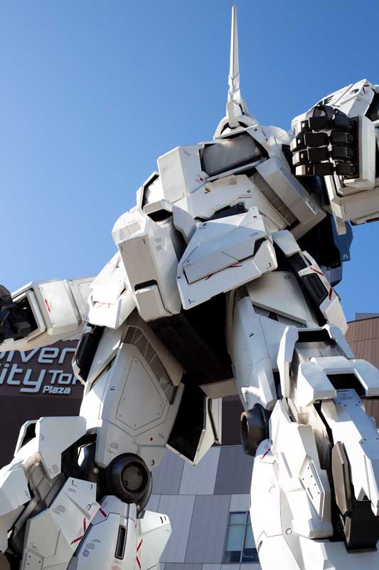 تصویر با کیفیت ترانسفورمرز سفید از نمای پایین