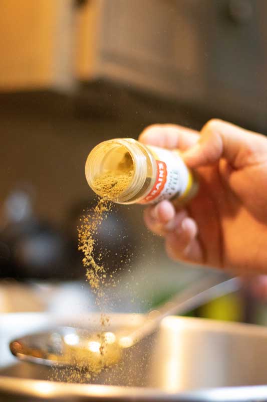 دانلود عکس گرافیکی ریختن ادویه در غذا