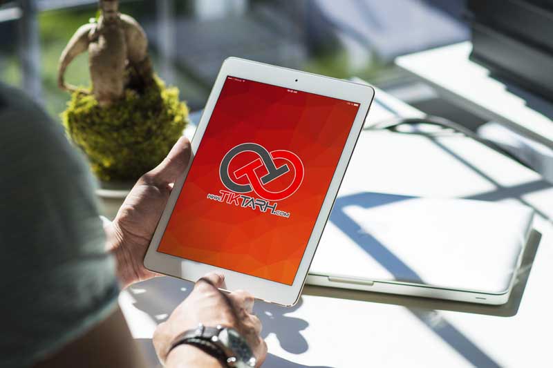 طرح موکاپ تبلت در دست