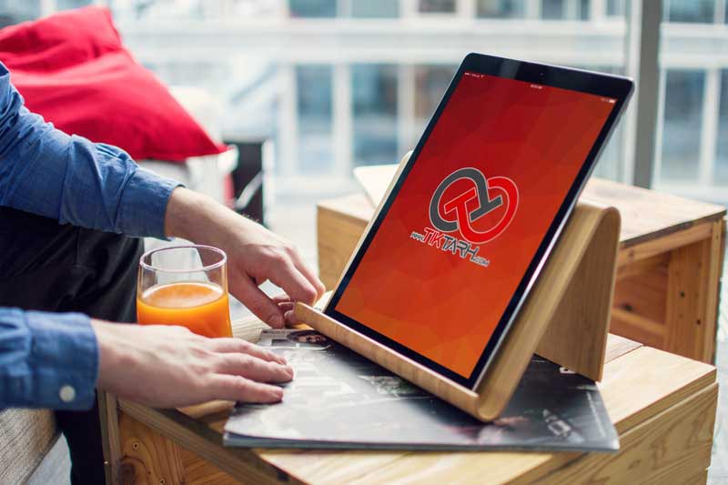 طرح موکاپ تبلت روی استند