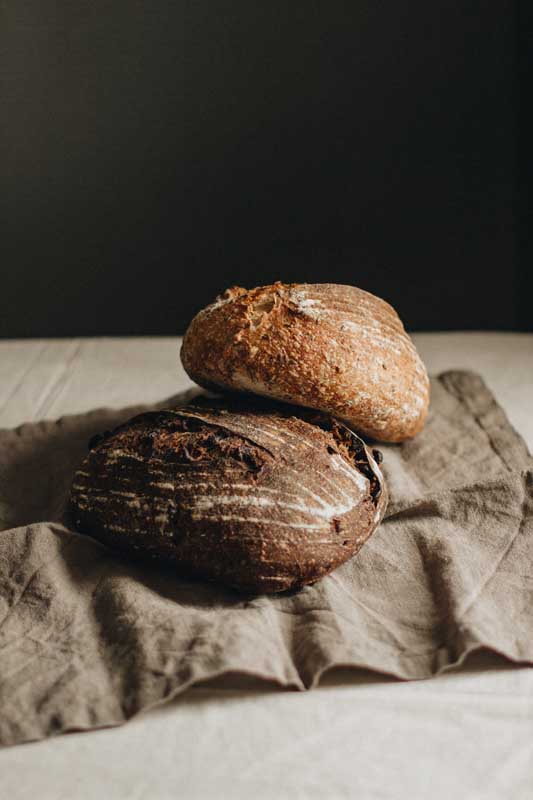 عکس گرافیکی دو عدد نان جو روی پارچه