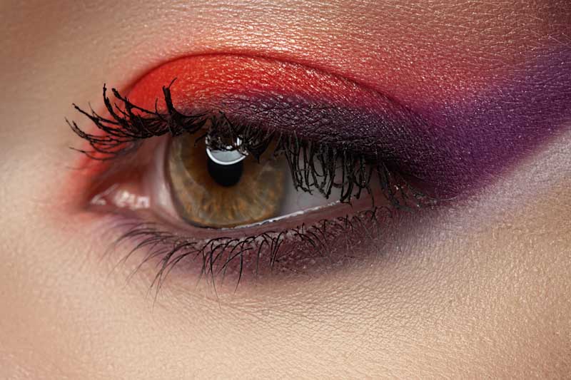 تصویر آرایش چشم قرمز و بنفش