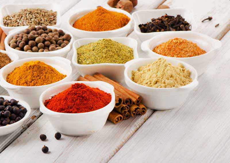 دانلود تصویر با کیفیت ادویه جات داخل ظرف چینی سفید