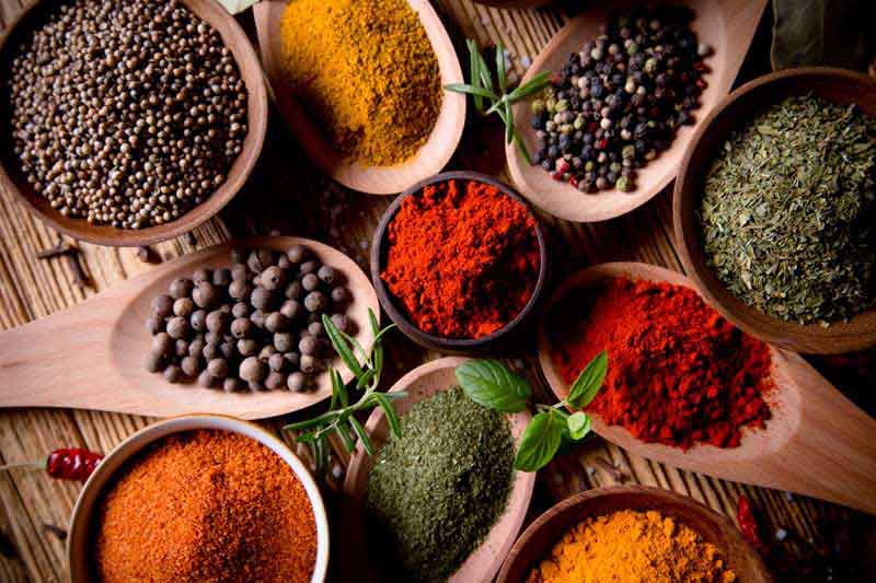 تصویر گرافیکی ادویه جات داخل قاشق چوبی از نمای بالا