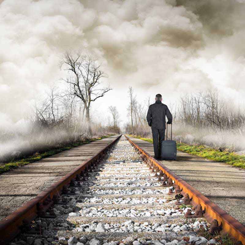 تصویر باکیفیت ریل قطار و مسافر