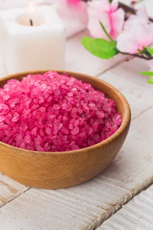 عکس با کیفیت کاسه چوبی و نمک