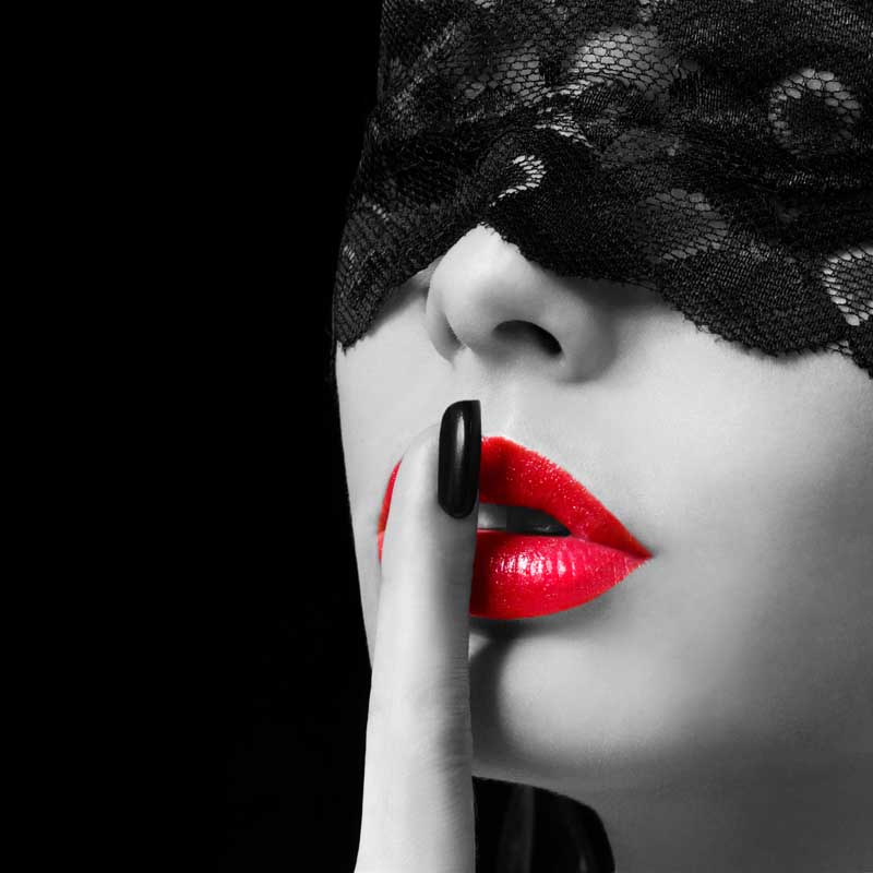 عکس با کیفیت خانم با آ رایش و چشم بند