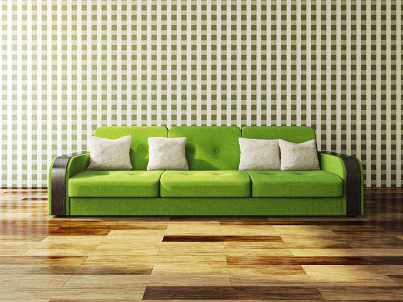 عکس مبلمان سبز در کنار دیوار شطرنجی