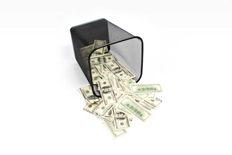 دانلود تصویر با کیفیت اسکناس های ریخته شده از سطل زباله
