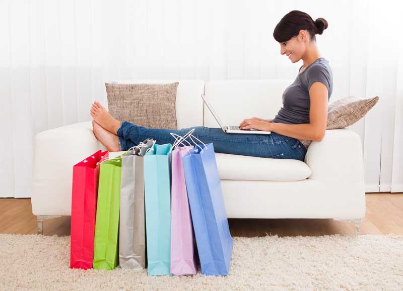 عکس سخرید از اینترنت روی کاناپه