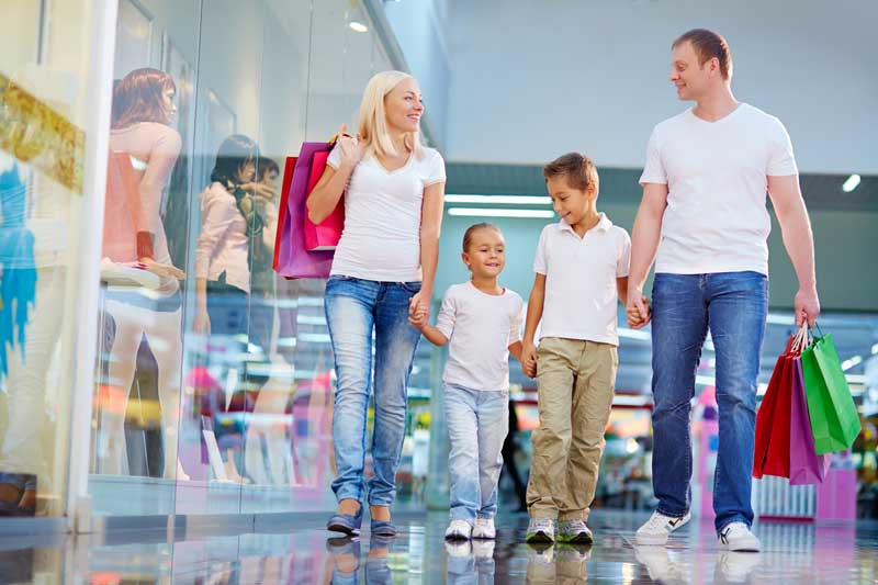 دانلود عکس با کیفیت خانواده ای در حال خرید کردن